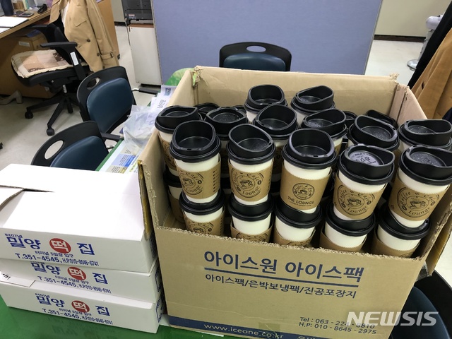 [밀양=뉴시스] 경남 밀양시 카페 더라운지와 밀양 떡집에서 코로나19로 고생하는 의료진과 공무원을 위해 커피 300개, 떡 30되를 전달했다.(사진=밀양시 제공) 2020.03.20. photo@newsis.com