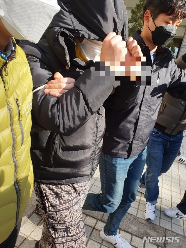 [서울=뉴시스]정윤아기자= 19일 법원과 경찰에 따르면 서울중앙지법 원정숙 영장전담 부장판사는 이날 오후 3시부터 이 사건 핵심 피의자 조모씨에 대한 구속 전 피의자 심문(영장실질심사)을 진행했다. 조씨 혐의는 아동청소년의 성보호에 관한 법률 위반(음란물제작 배포 등)이다. 2020.03.19. yoona@newsis.com 