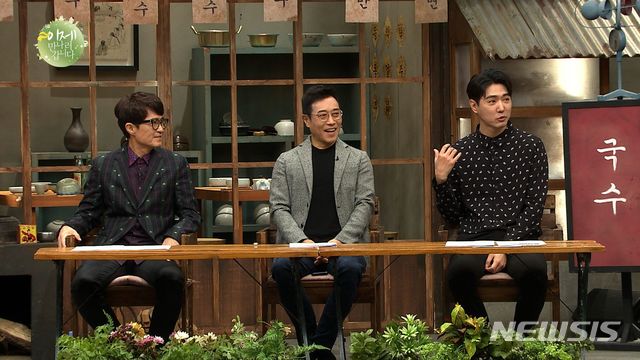 [서울=뉴시스] 채널A 예능 프로그램 '이제 만나러 갑니다'에 출연한 MC 홍은철)가운데) (사진=채널A 제공) 2020.03.20. photo@newsis.com