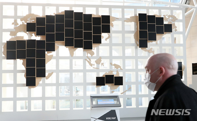 [인천=뉴시스] 이종철 기자 = 20일 오전 인천시 연수구 인천경제자유구역청에서 신종 코로나바이러스 감염증 확진자가 1명이 추가로 발생한 가운데, 인천경제자유구역청이 이날 G타워 폐쇄조치를 내렸다. 신종 코로나바이러스 감염증(코로나19) 여파에 WHO(세계보건기구)가 펜데믹을 선언한 가운데 G타워 불꺼진 세계지도앞을 외국인이 심각한 표정으로 지나가고 있다. 2020.03.20.&nbsp; jc4321@newsis.com