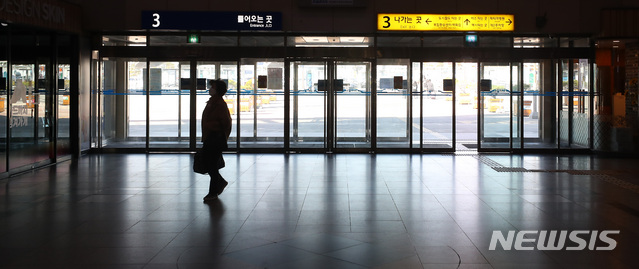 [대구=뉴시스]전신 기자 = 신종 코로나바이러스 감염증(코로나19) 확산 여파로 지난달 동대구역 대합실이 한산한 모습을 보이고 있다. 2020.03.20.&nbsp; photo1006@newsis.com