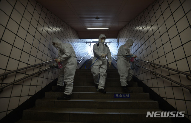 [대구=뉴시스] 이무열 기자 = 20일 오전 대구 남구 대명역에서 육군 제2작전사령부 소속 장병들이 신종 코로나바이러스 감염증(코로나19) 확산 방지를 위해 방역작전을 펼치고 있다. 2020.03.20. lmy@newsis.com
