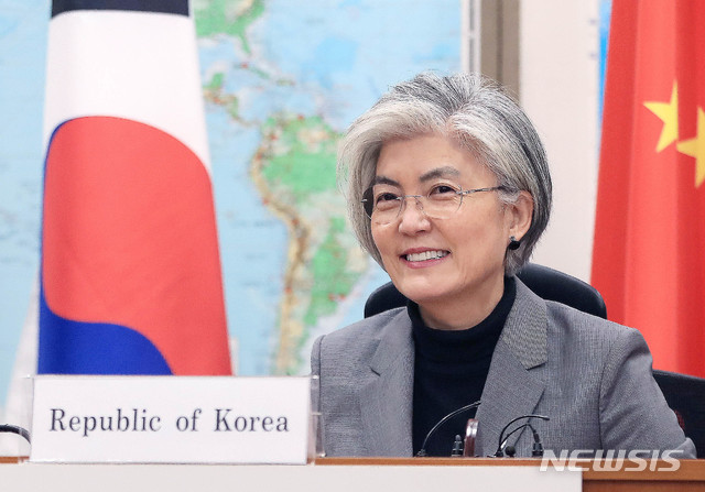 [서울=뉴시스]김병문 기자 = 강경화 외교부 장관이 20일 오전 서울 종로구 외교부 종합상황실에서 왕이(王毅) 중국 외교부장, 모테기 도시미쓰 일본 외무상과 신종 코로나바이러스 감염증(코로나19) 대응 화상회의하고 있다. 2020.03.20.&nbsp; photo@newsis.com