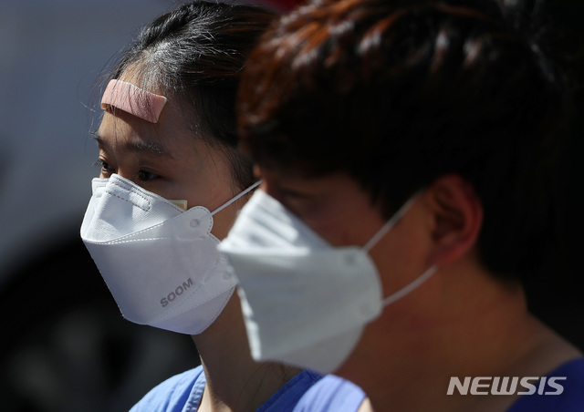 [대구=뉴시스]전신 기자 = 20일 대구 중구 계명대학교 대구동산병원에서 의료진이 신종 코로나바이러스 감염증(코로나19) 병동 근무를 마친 후 휴게실로 향하고 있다. 2020.03.20.  photo1006@newsis.com