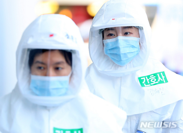 [대구=뉴시스]전신 기자 = 20일 대구 중구 계명대학교 대구동산병원에서 방호복을 착용한 의료진이 신종 코로나바이러스 감염증(코로나19) 병동으로 향하고 있다. 2020.03.20.&nbsp; photo1006@newsis.com