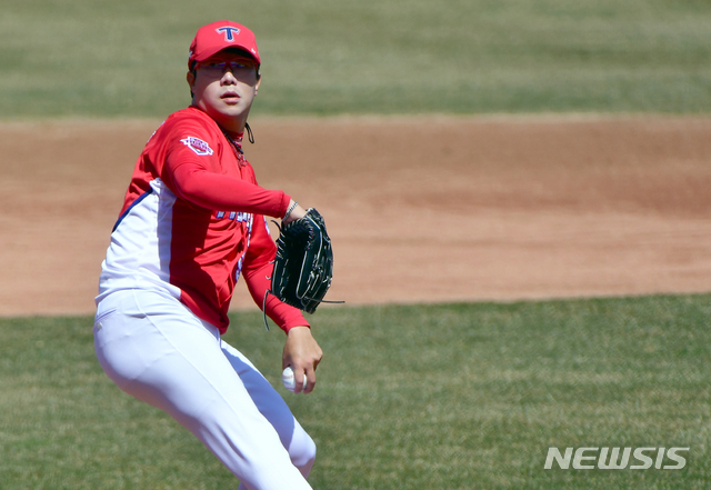 [광주=뉴시스] 류형근 기자 = 20일 오후 광주 북구 광주-기아챔피언스필드에서 열린 KIA 타이거즈 자체 홍백전, 1회말 무사에서 홍팀 선발투수 양현종이 역투하고 있다. 2020.03.20.  hgryu77@newsis.com