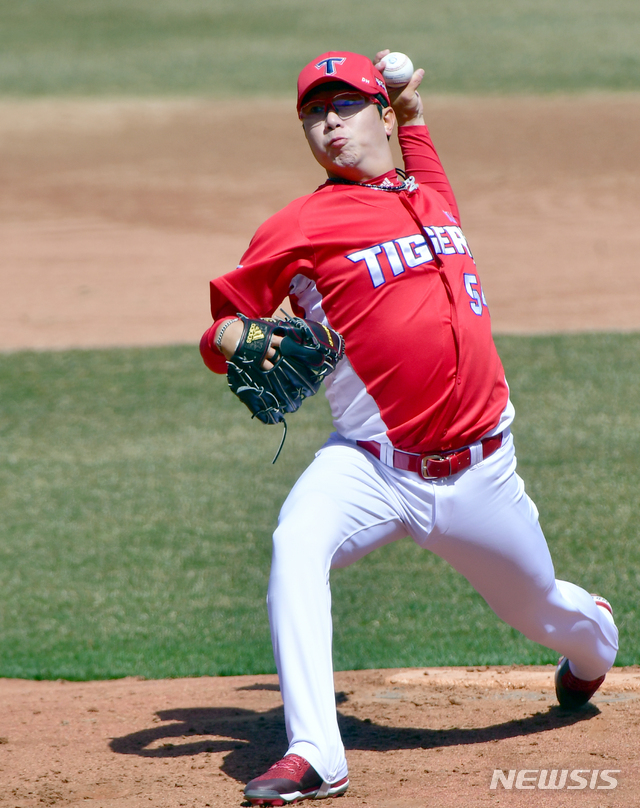 [광주=뉴시스] 류형근 기자 = 20일 오후 광주 북구 광주-기아챔피언스필드에서 열린 KIA 타이거즈 자체 홍백전, 1회말 무사에서 홍팀 선발투수 양현종이 역투하고 있다. 2020.03.20. hgryu77@newsis.com