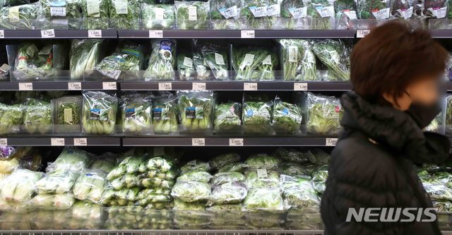 [서울=뉴시스]김선웅 기자 = 2월 생산자물가지수가 석 달 만에 하락세로 전환했다. 코로나19 확산 여파로 소비가 부진해지면서 농산물 가격과 공산품, 음식점 및 숙박 서비스 물가가 모두 내려갔다. 한국은행이 20일 발표한 2월 생산자물가지수에 따르면 지난달 생산자물가는 103.74(2015년=100)로 한 달 전보다 0.3% 하락했다. 코로나19 여파로 농림수산품 물가가 3.1% 내려갔다. 농산물 가격은 출하량이 늘어난 반면, 코로나19로 소비가 부진해지면서 5.8% 급락했다. 딸기(-35.9%), 무(51.0%), 상추(-60.6%) 등이 줄줄이 내려갔다. 축산물도 1.5% 하락했다. 20일 서울 시내 한 마트 매대의 모습. 2020.03.20.&nbsp; mangusta@newsis.com