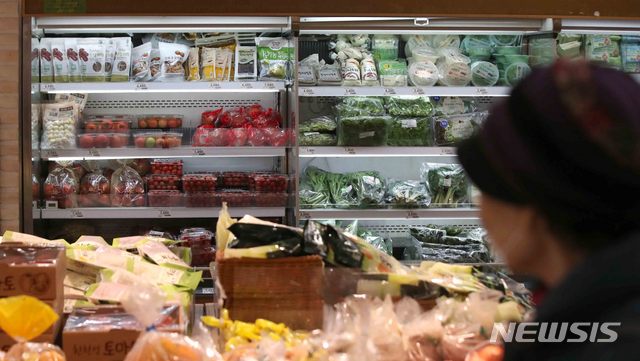 [서울=뉴시스]김선웅 기자 = 20일 서울 시내 한 마트 매대의 모습. 2020.03.20. mangusta@newsis.com