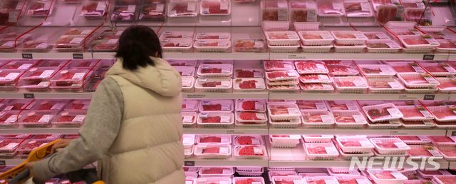 [서울=뉴시스]김선웅 기자 = 20일 서울 시내 한 마트 매대의 모습. 2020.03.20. mangusta@newsis.com