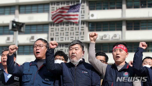 [서울=뉴시스]김선웅 기자 = 전국주한미군한국인노동조합이 20일 오후 서울 종로구 주한미국대사관 앞에서 기자회견을 열고 한국인 노동자들에 대한 무급휴직 철회를 촉구하고 있다. 2020.03.20. mangusta@newsis.com