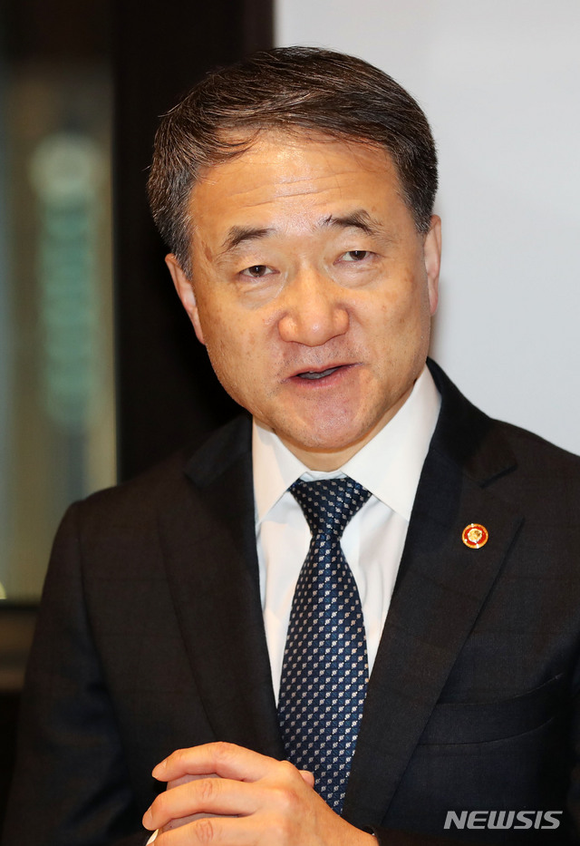 [서울=뉴시스] 고범준 기자 = 박능후 중앙재난안전대책본부 1차장(보건복지부 장관)이 20일 오후 서울 중구 더플라자 호텔에서 열린 자문 특별보좌단 제2차 간담회에서 인사말을 하고 있다. 2020.03.20. bjko@newsis.com