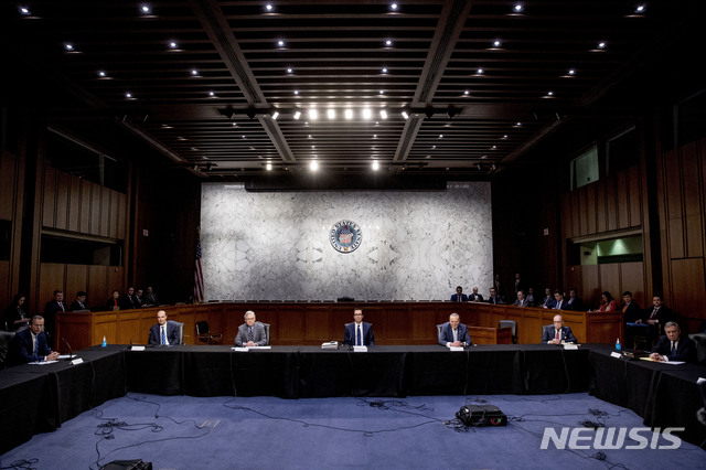  [워싱턴=AP/뉴시스]존 툰 상원의원, 유진 스칼리아 노동장관, 미치 매코넬 상원 공화당 원내총무, 스티븐 므누신 재무장관, 척 슈머 상원 민주당 원내대표, 래리 커들로 백악관 국가경제위원회(NEC) 위원장, 리처드 더빈 상원의원(왼쪽부터)이 지난 20일 워싱턴 미 상원에서 신종 코로나바이러스 감염증(코로나19) 구제법안에 대해 논의 하고 있다. 2020.3.24 