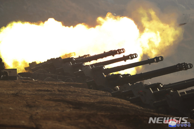 [평양=AP/뉴시스] 20일 북한의 서부전선 포병부대가 포사격 대항 경기에 참여해 포를 발사하고 있다. 북한 조선중앙통신은 김정은 국무위원장이 조선인민군 서부전선 대연합부대들의 포사격 대항 경기를 현지 지도했다고 보도했다. 2020.03.21.