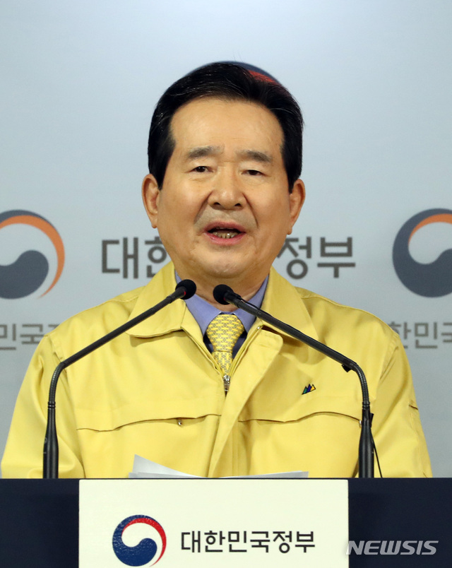 [서울=뉴시스] 전진환 기자 = 정세균 국무총리가 21일 오후 서울 종로구 정부서울청사 브리핑룸에서 사회적 거리두리 강화를 위한 담화문을 발표하고 있다. 이날 브리핑에는 유은혜 경제부총리 겸 교육부장관, 박능후 보건복지부장관, 진영 행정안전부장관, 정경두 국방부장관, 박양우 문화체육관광부장관, 이재갑 고용노동부장관이 배석했다. 2020.03.21.&nbsp; amin2@newsis.com