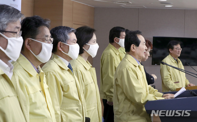 [서울=뉴시스] 전진환 기자 = 정세균 국무총리가 21일 오후 서울 종로구 정부서울청사 브리핑룸에서 사회적 거리두리 강화를 위한 담화문을 발표하고 있다. 이날 브리핑에는 유은혜 경제부총리 겸 교육부장관, 박능후 보건복지부장관, 진영 행정안전부장관, 정경두 국방부장관, 박양우 문화체육관광부장관, 이재갑 고용노동부장관이 배석했다. 2020.03.21.&nbsp; amin2@newsis.com