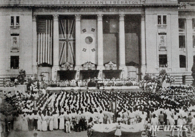 [서울=뉴시스] 1946년 8월 15일 해방 1주년을 맞아 미군정청 앞 광장에서 ‘8.15세계평화 및 해방기념식’이 열리고 있다. (사진=미디어한국학 제공) 2020.03.22. photo@newsis.com