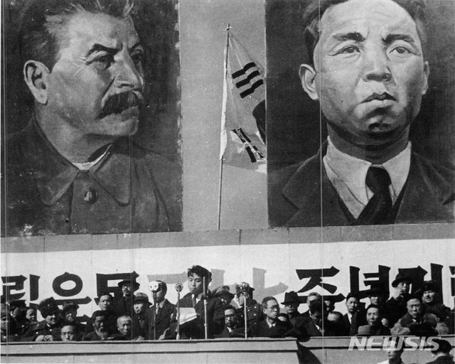 [서울=뉴시스] 1946년 3월 1일 평양에서 열린 삼일절 기념대회에서 김일성 북조선임시인민위원장이 연설하고 있다. 스탈린과 김일성의 대형초상화 가운데 태극기가 게양된 것이 이색적이다. (사진=미디어한국학 제공) 2020.03.22. photo@newsis.com