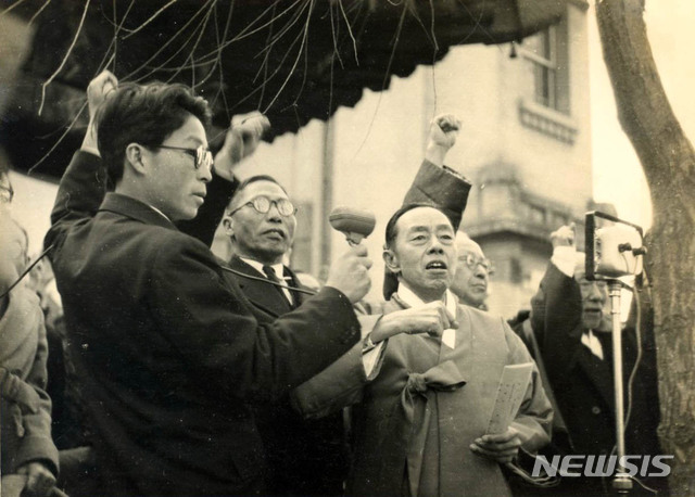 [서울=뉴시스] 1946년 3월 1일 해방 후 첫 삼일절을 맞아 보신각에서 하지 주한사령관, 러치 군정장관 등 군정청의 주요 간부와 대한국민대표민주의원 간부들이 기념식을 하고 있다. 김구 주석이 축사를 낭독 후 김규식 선생 선창으로 만세삼창이 이어졌다. (사진=백범학술원) 2020.03.22.  photo@newsis.com  (* 위 사진은 재배포, 재판매, DB 및 활용을 금지합니다.)