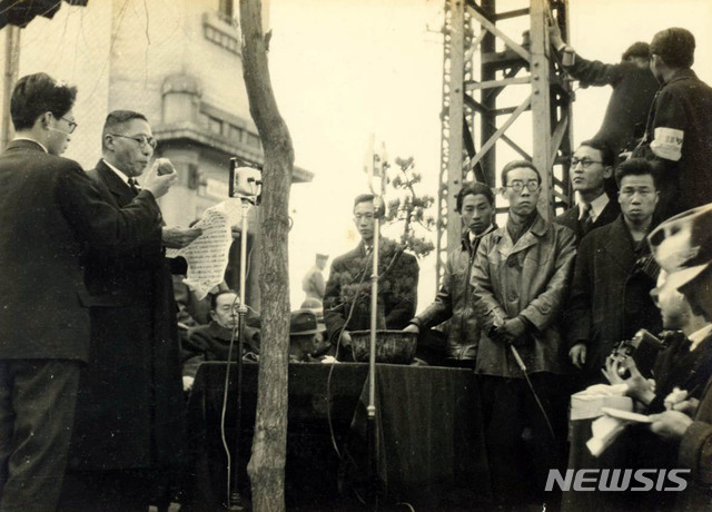 [서울=뉴시스] 1946년 3월 1일 해방 후 첫 삼일절을 맞아 보신각에서 하지 주한사령관, 러치 군정장관 등 군정청의 주요 간부와 대한국민대표민주의원 간부들이 기념식을 하고 있다. 김구 주석이 축사를 낭독 후 김규식 선생 선창으로 만세삼창이 이어졌다. (사진=백범학술원) 2020.03.22. photo@newsis.com (* 위 사진은 재배포, 재판매, DB 및 활용을 금지합니다.)