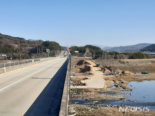 [산청=뉴시스] 산청군 신안면 원지교차로 구조개선 공사현장.