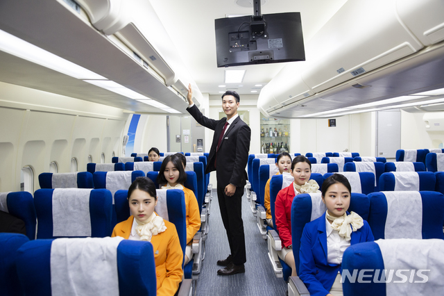 교내 항공실습실에서 실습을 하는 배재대 항공운항과 학생들