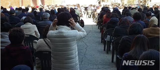 [서울=뉴시스]최현호 기자=22일 현장예배를 강행한 서울 성북구 사랑제일교회의 모습. 교인들이 팔이 닿을 정도로 붙어 앉아 예배를 보고 있다. 2020.3.22(사진=유튜브 캡처) photo@newsis.com