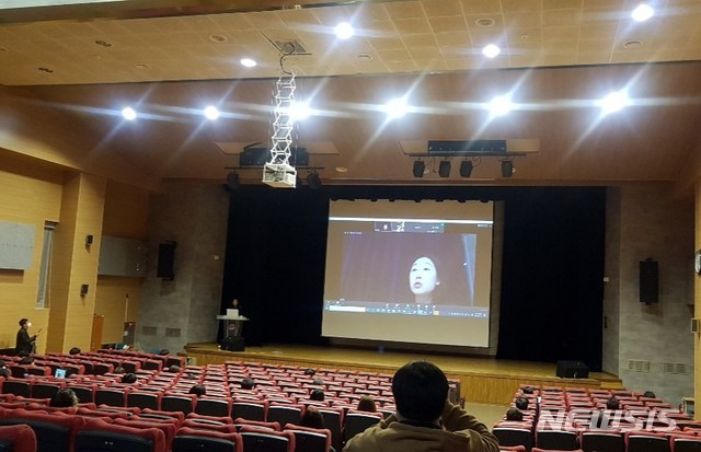 [안산=뉴시스]코로나19로 안산 한국디지털미디어고등학교 40여명 교사가 온라인 수업을 진행하기 위해 대강당에서 사회적 거리두기로 떨어져서 연수하는 모습. 2020.3.22. (사진=한국디지털미디어고등학교 제공) photo@newsis.com