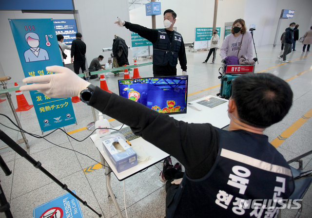 [서울=뉴시스]박주성 기자 = 인천공항 검역을 지원 중인 육군 수도군단 특공연대 장병들이 인천공항 1터미널 출국게이트에서 출국 승객들에게 검역 절차를 안내하고 있다. (사진=육군 제공). 2020.03.22.  photo@newsis.com