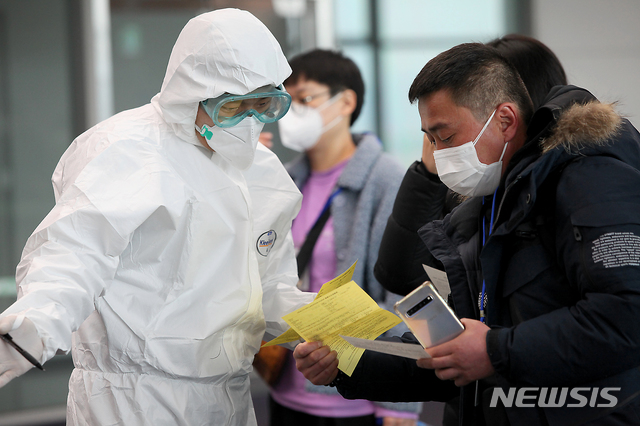 [서울=뉴시스]박주성 기자 = 인천공항 검역을 지원 중인 육군 수도군단 특공연대 장병이 중국발 항공기 입국 승객의 문진표를 확인하고 있다. (사진=육군 제공). 2020.03.22.  photo@newsis.com