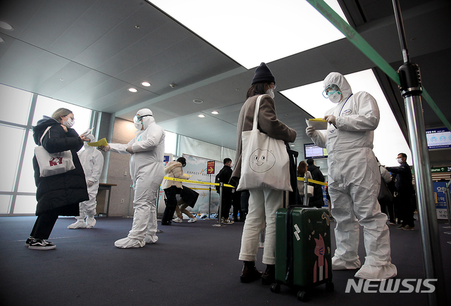 [서울=뉴시스]박주성 기자 = 인천공항 검역을 지원 중인 육군 수도군단 특공연대 장병들이 중국발 항공기 입국 승객들의 문진표를 확인하고 있다. (사진=육군 제공). 2020.03.22.&nbsp; photo@newsis.com