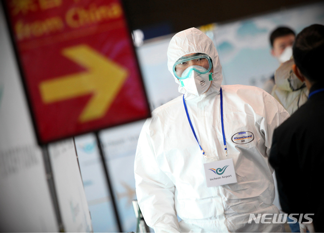 [서울=뉴시스]박주성 기자 = 인천공항 검역을 지원 중인 육군 수도군단 특공연대 장병들이 중국발 항공기 입국 승객들의 검역을 위해 검역대로 이동하고 있다. (사진=육군 제공). 2020.03.22.  photo@newsis.com