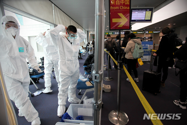 [서울=뉴시스]박주성 기자 = 인천공항 검역을 지원 중인 육군 수도군단 특공연대 장병들이 제1터미널 입국장 한 켠에서 방호복을 착용하며 검역 지원 임무 투입을 준비하고 있다. (사진=육군 제공). 2020.03.22.  photo@newsis.com