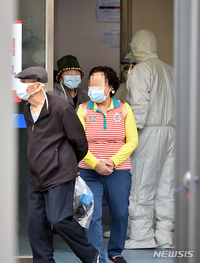 [대구=뉴시스] 이무열 기자 = 대구의 한 지역거점 병원에서 신종 코로나바이러스 감염증(코로나19) 치료를 받던 환자들이 지난달 완치 판정을 받고 퇴원하고 있다. 2020.03.22.lmy@newsis.com