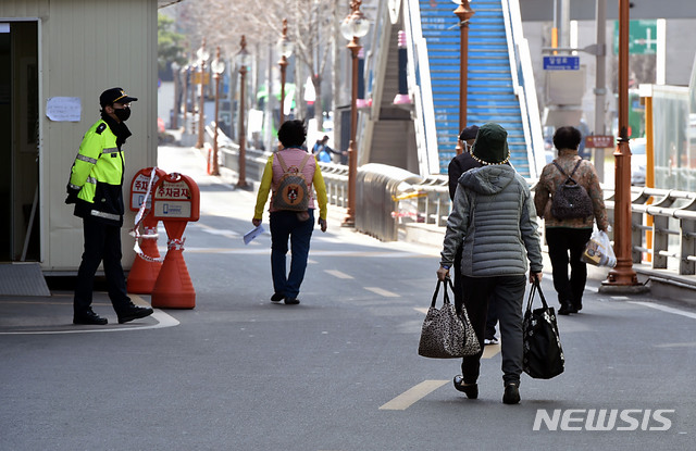 [대구=뉴시스] 이무열 기자 = 22일 오전 신종 코로나바이러스 감염증(코로나19) 지역거점병원인 대구 중구 계명대학교 대구동산병원에서 코로나19 확진 후 치료 받던 환자들이 완치 판정을 받고 퇴원하고 있다. 2020.03.22. lmy@newsis.com