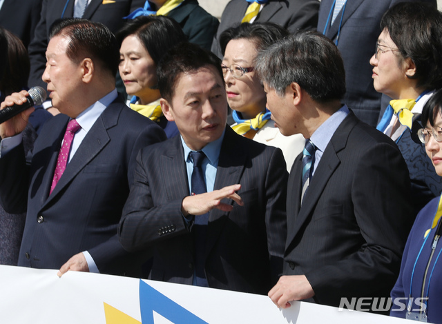 [서울=뉴시스] 고승민 기자 = 열린민주당 정봉주, 김대성 최고위원이 22일 서울 여의도 국회 본청 계단 앞에서 열린 비례후보 추천 경선 참가자 공개 및 기자회견에서 대화하고 있다. 2020.03.22.kkssmm99@newsis.com