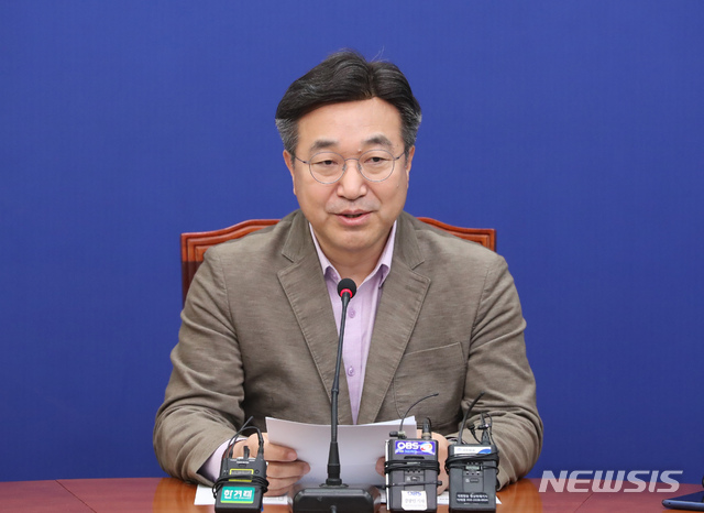 [서울=뉴시스] 고승민 기자 = 윤호중 더불어민주당 사무총장이 22일 서울 여의도 국회에서 21대 총선 공천 결과 관련 기자간담회를 하고 있다. 2020.03.22. kkssmm99@newsis.com
