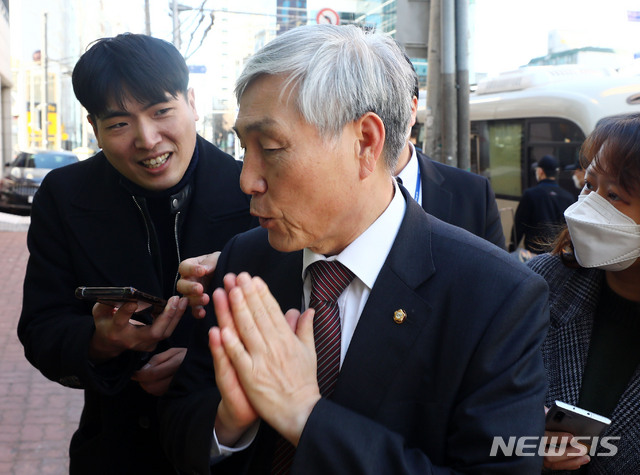 [서울=뉴시스]홍효식 기자 = 미래한국당 전 사무총장인 조훈현 공천관리부위원장이 22일 오후 서울 영등포구 중앙당 당사에서 열린 공천관리위원회에 참석하고 있다. 2020.03.22.&nbsp; yesphoto@newsis.com