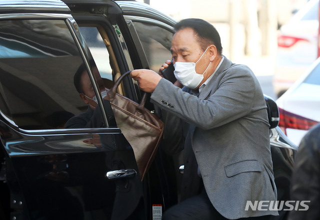 [서울=뉴시스]홍효식 기자 = 미래한국당 사무총장인 염동열 공천관리부위원장이 22일 오후 서울 영등포구 중앙당 당사에서 열린 공천관리위원회에 참석했다 차량에 오르고 있다. 2020.03.22.&nbsp; yesphoto@newsis.com