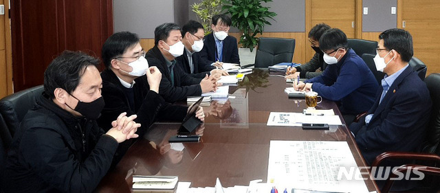 [서울=뉴시스] 최동준 기자 = 은성수 금융위원장이 22일 서울 세종로 금융위원회에서 열린 코로나19 대응 상황점검회의에서 금융시장 안정 대책 관련 준비 상황 등을 점검하고 있다. 2020.03.22. (사진=금융위원회 제공) photo@newsis.com