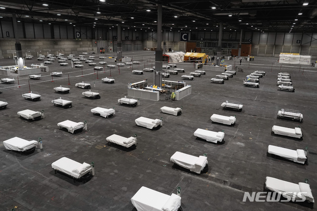  [마드리드=AP/뉴시스] 코로나 19 사망자가 이탈리아 다음으로 폭발하고 있는 스페인의 수도에서 21일 병상이 부족하자 한 컨벤션센터를 개조해 집단 환자 병실로 사용할 태세를 갖췄다. 스페인은 21일 하루에만 사망자가 394명 나왔으며 신규 확진자도 3600여 명 발생해 병원 시설이 턱없이 부족해 의료 인프라의 붕괴가 우려되고 있다. 2020. 3. 22.&nbsp;&nbsp; 