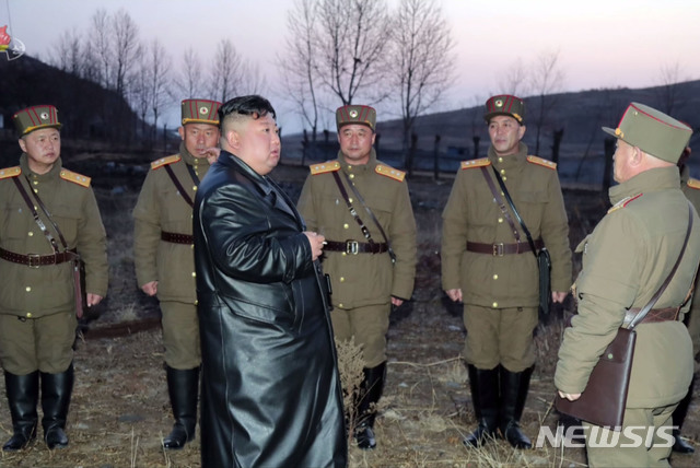 [서울=뉴시스] 북한 조선중앙TV는 22일 김정은 북한 국무위원장이 평북 선천 일대의 전술 유도무기 시범 사격 현장을 현지 지도했다고 보도했다. (사진=조선중앙TV 캡쳐) 2020.03.22. photo@newsis.com
