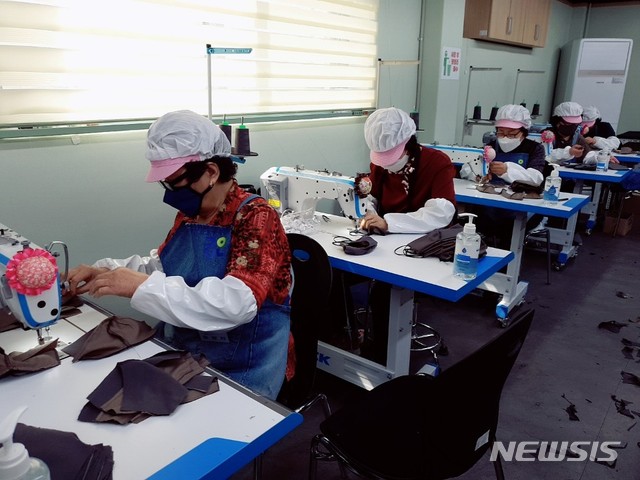 [서울=뉴시스]서울 은평구 면마스크 제작 모습. (사진=은평구 제공) 2020.03.23. photo@newsis.com