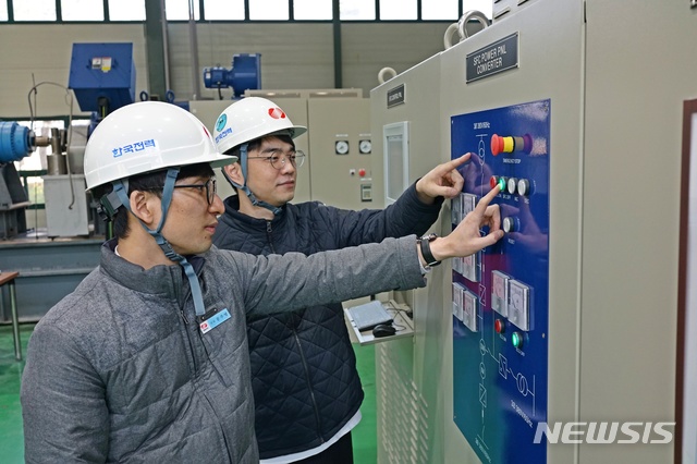 [서울=뉴시스]한전 전력연구원 직원들이 가스터빈 기동장치를 제어하고 있다. (사진=한국전력 제공)