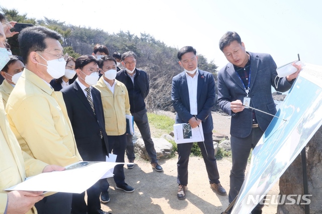 권익현 부안군수, 명품 격포권역 조성사업 보고를 받고 있다.