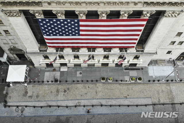 [뉴욕=AP/뉴시스]21일(현지시간) 뉴욕증권거래소(NYSE) 앞에서 한 행인이 개와 산책하고 있다. 23일 뉴욕증권거래소(NYSE)에서 우량주 중심의 다우존스30 산업평균 지수는 582.05포인트(3.04%) 하락한 1만8591.93에 장을 마감했다. 2020.03.24. 