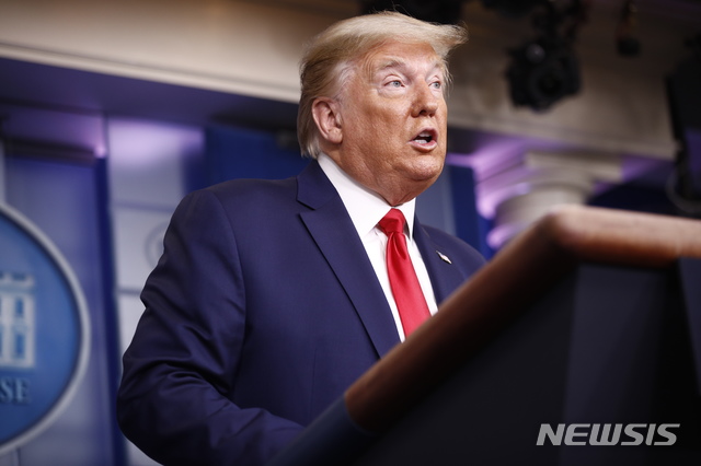 [워싱턴=AP/뉴시스]도널드 트럼프 미국 대통령이 22일(현지시간) 백악관에서 신종 코로나바이러스 감염증(코로나19) 대응 전담반(TF)과 함께 언론 브리핑을 하고 있다. 트럼프 대통령은 코로나19 확산을 막기 위해 캘리포니아주, 뉴욕주, 워싱턴주 등지에 주 방위군 동원을 승인했다. 그는 "다른 주에도 방위군 동원을 고려하고 있으며 현재 상기 3개 주의 피해가 가장 심각하다"라고 말했다. 2020.03.23.&nbsp; 