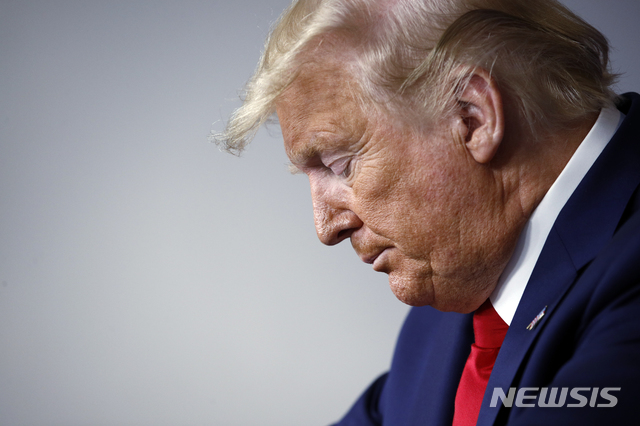 [워싱턴=AP/뉴시스]도널드 트럼프 미국 대통령이 22일(현지시간) 백악관에서 신종 코로나바이러스 감염증(코로나19) 대응 전담반(TF)과 함께 언론 브리핑을 하고 있다. 트럼프 대통령은 코로나19 확산을 막기 위해 캘리포니아주, 뉴욕주, 워싱턴주 등지에 주 방위군 동원을 승인했다. 그는 "다른 주에도 방위군 동원을 고려하고 있으며 현재 상기 3개 주의 피해가 가장 심각하다"라고 말했다. 2020.03.23. 