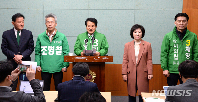 [전주=뉴시스] 김얼 기자 = 민생당 전북도당 예비후보와 관계자들은 23일 전북 전주시 전북도의회 브리핑룸에서 선거대책위원회 출범 기자회견을 열고 질의에 답변하고 있다. 2020.03.23.  pmkeul@newsis.com