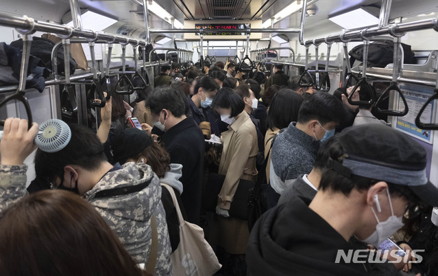 [서울=뉴시스] 박민석 기자 = 중앙재난대책본부가 강화된 '사회적 거리 두기' 방안으로 대중교통 거리 확보를 발표한 다음날인 23일 오전 서울 시내로 향하는 출근길 지하철이 마스크를 쓴 시민들로 가득 차 있다. 중대본은 거리두기가 쉽지 않은 대중교통 중 지하철이나 버스의 경우 승객들이 거리를 확보하도록 안내와 홍보를 강화하기로 했다. 2020.03.23.&nbsp; mspark@newsis.com